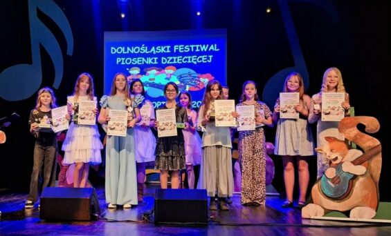 SUKCES WOKALNY UCZENNIC NASZEJ SZKOŁY!