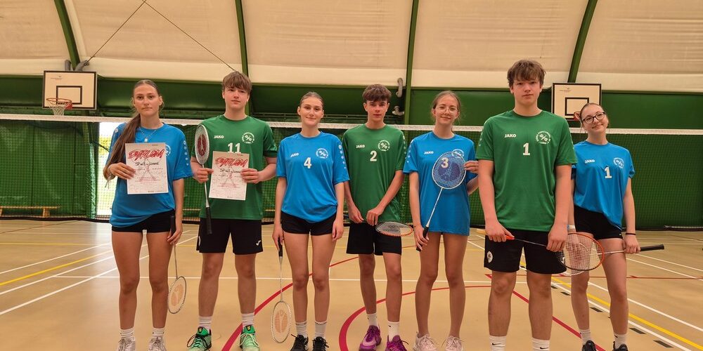 MISTRZYNIE I WICEMISTRZOWIE POWIATU W BADMINTONIE