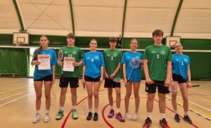 MISTRZYNIE I WICEMISTRZOWIE POWIATU W BADMINTONIE